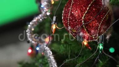 圣诞树上有玩具，圣诞树上有花环，还有红色圣诞球，还有特写